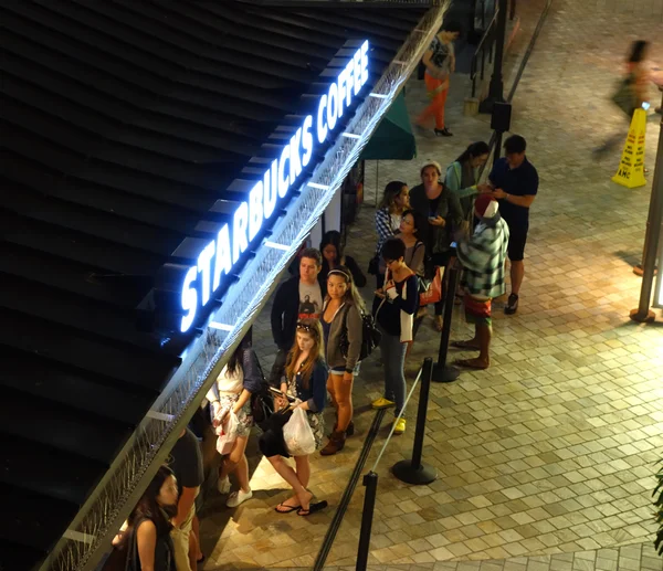 Les gens attendent en ligne pour la caféine à Starbucks Coffee — Photo