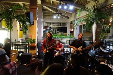 Mai Tai Bar'da sahneye rehberlik grup sıkışmaları