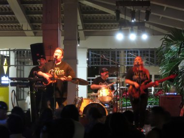 Mai Tai Bar'da sahneye kapatr Band sıkışmaları