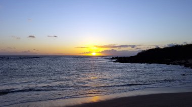 Günbatımı okyanus dalgalar kıyıya taşıma ile