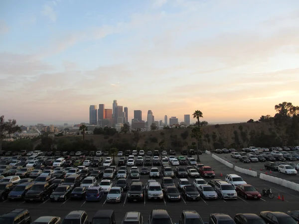 Полная парковка Dodger и центр Лос-Анджелеса вдали в сумерках — стоковое фото