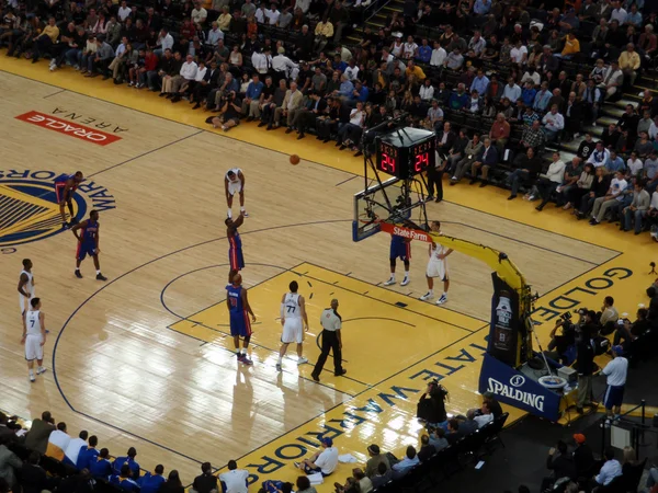 Pistons player shots free throw shoot with ball in the air — Stock Photo, Image