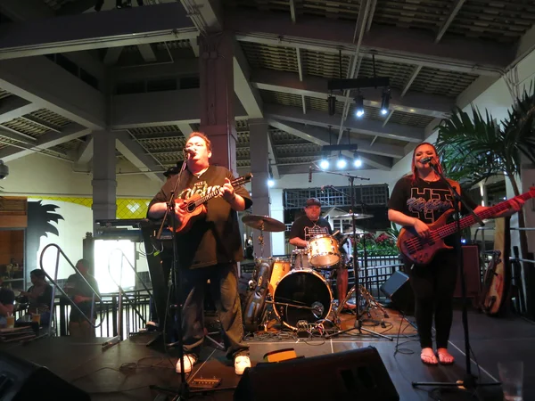 Kapena Band Jams sul palco al Mai Tai Bar — Foto Stock