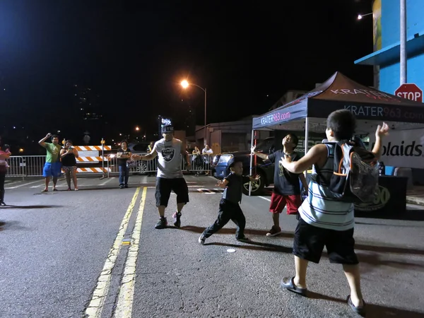 Děti a dospělí taneční hudbu v ulici — Stock fotografie
