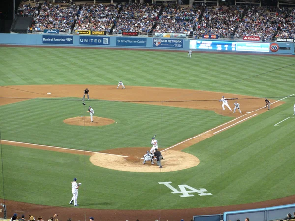 Padres Pitcher Clayton Richard steps to throw to Dodger batter A — Stock Photo, Image