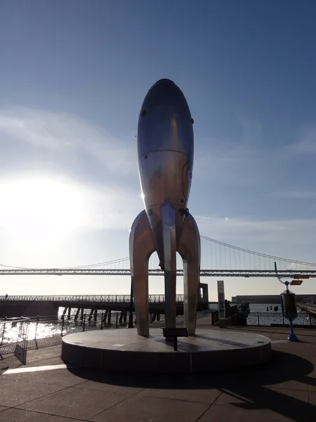 40-foot Raygun Gothic Rocketship sculpture — Stock Photo, Image