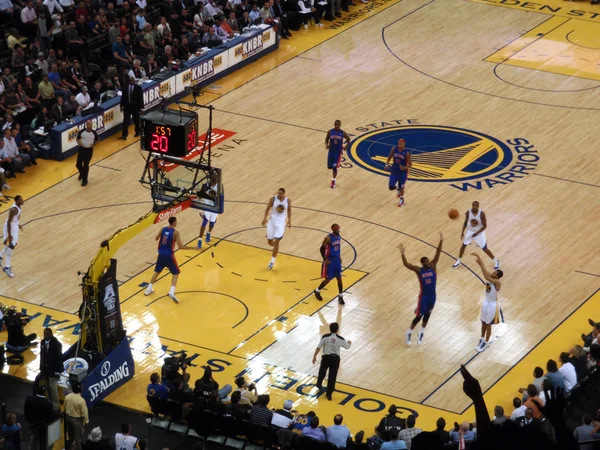 Golden State Warriors oyuncusu Stephen Curry üç nokta sho alır