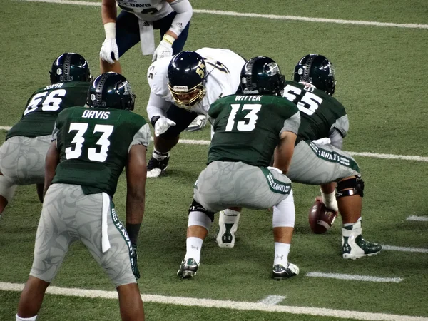 UH Football and UC Davis players standing squating ready for pla — Stock Photo, Image