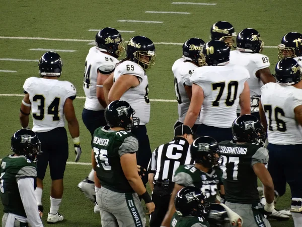 UH Football and UC Davis players standing after play during coll — Stock Photo, Image