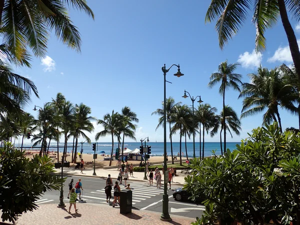 Vue surélevée des gens traversent la rue pour aller à la plage de Waikiki — Photo