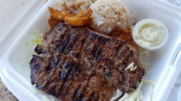 BBQ und Meeresfrüchte-Combo mit New York Steak, gebratenen Garnelen — Stockfoto