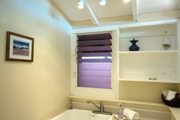 Cuarto de baño interior con ventana y lavabo —  Fotos de Stock