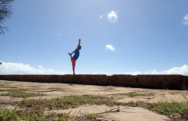 Erkek dansçı poz Rock duvar yapar — Stok fotoğraf