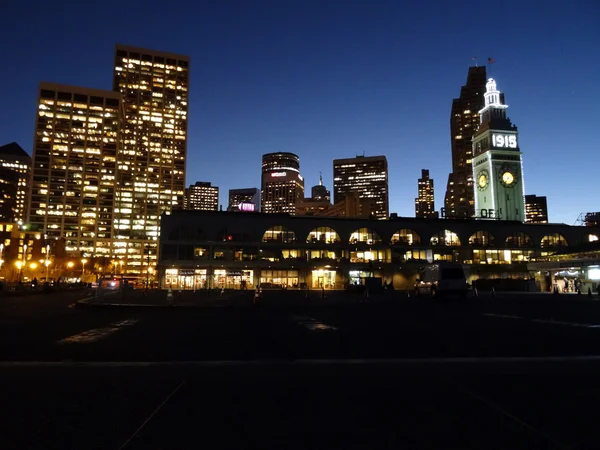 Le point de repère du front de mer de San Francisco - l'horloge du Ferry Building T — Photo