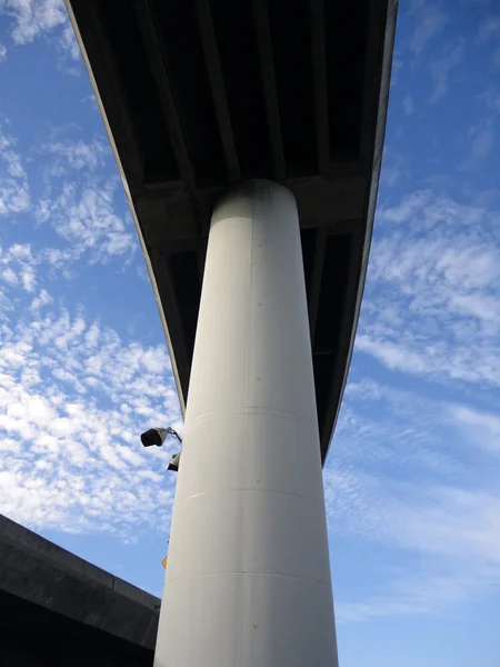 Snelweg viaduct op grote pijlers torens in de hemel — Stockfoto