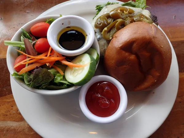 Open jalapeno peper jack Cheeseburger met salade — Stockfoto