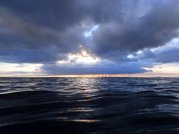 Západ slunce skrze mraky a odráží v Tichém oceánu — Stock fotografie