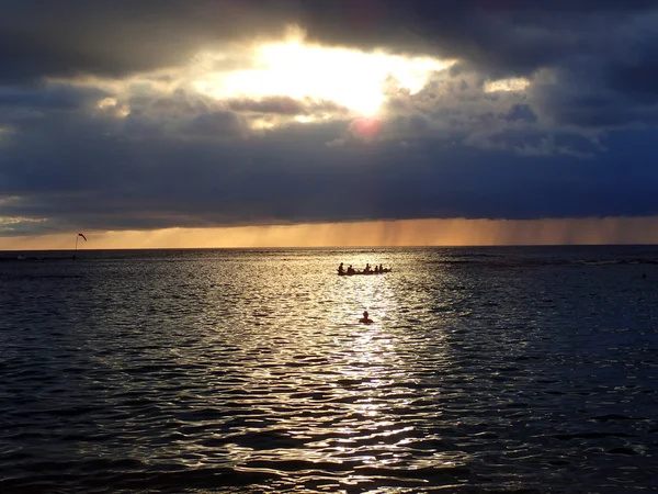 Coucher de soleil à travers les nuages et réflexion sur l'océan Pacifique — Photo