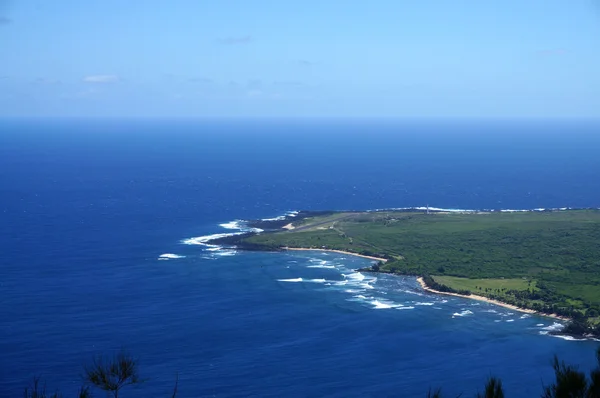 Las olas ruedan hacia la península de Kalaupapa con el aeropuerto y Lighthou — Foto de Stock