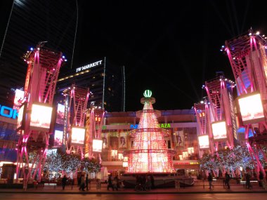 Nokia Plaza ile pembe Noel ağacı ve insanlar yürürken, insanlar