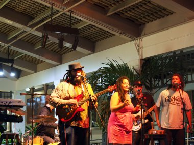 Rehberlik grubu şarkıcı gitar çalıyor ve şarkı söylüyor 