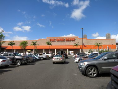 Oahu Home Depot otopark araba ile dolu.