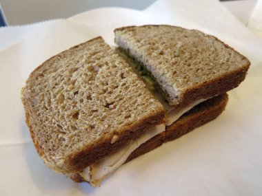 Hindili sandviç kepekli ekmek üzerinde