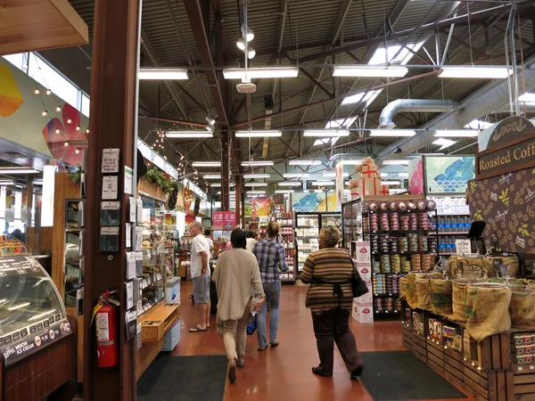 La gente explora dentro de Kahala todo el mercado de alimentos — Foto de Stock