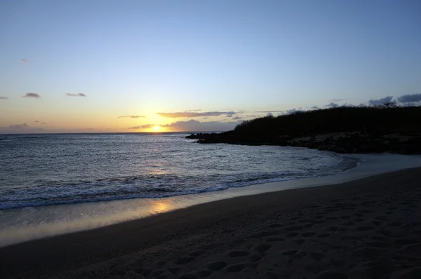 Piękny zachód słońca nad oceanem z fale na plaży — Zdjęcie stockowe