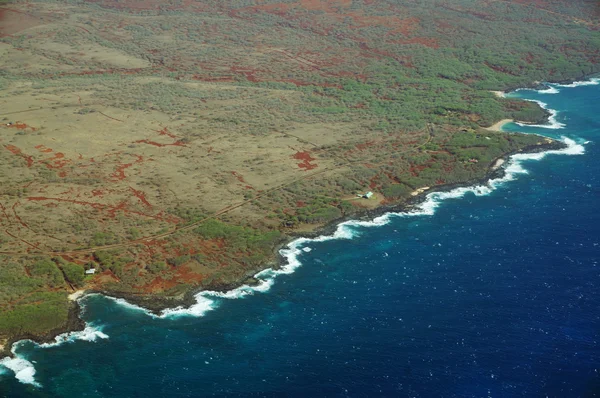 Antenne der Nordwestküste von Molokai mit Wellen, die in die Erde krachen — Stockfoto