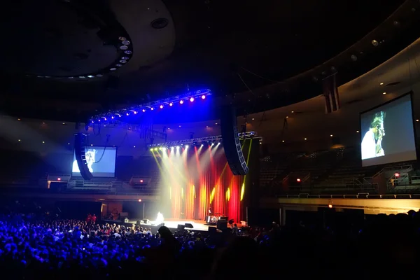 Katt Williams no palco na frente de uma grande coroa no palco — Fotografia de Stock