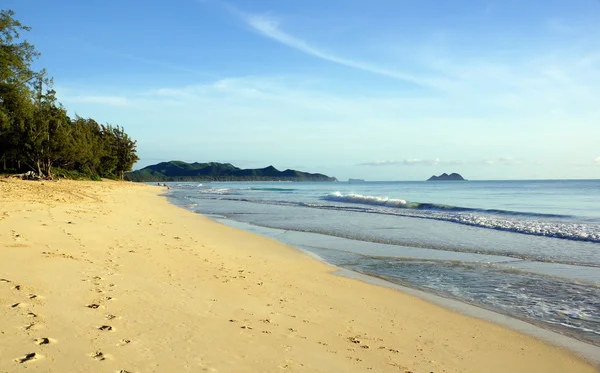 Las olas ruedan a la orilla en la playa de Waimanalo — Foto de Stock