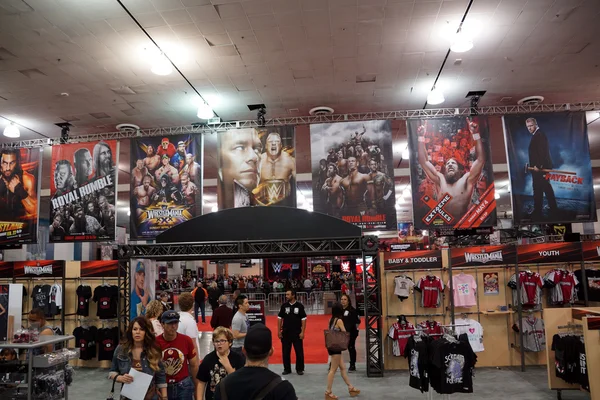 Люди изучают WWE Shop Zone, полную товаров и постеров WWE — стоковое фото