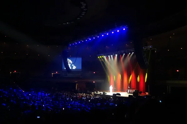 Katt Williams en el escenario delante de una gran corona en el escenario — Foto de Stock