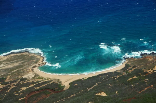 Aerial of coastline of Molokai with waves crashing into Mo'omomi — Stock Photo, Image