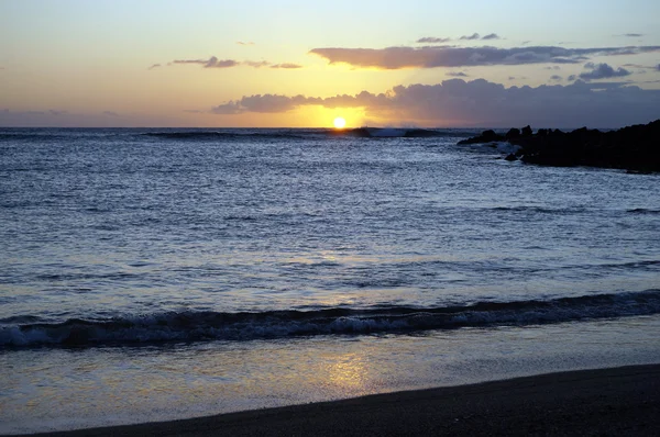 Hermosa puesta de sol sobre el océano con olas que se establecen hacia el B — Foto de Stock