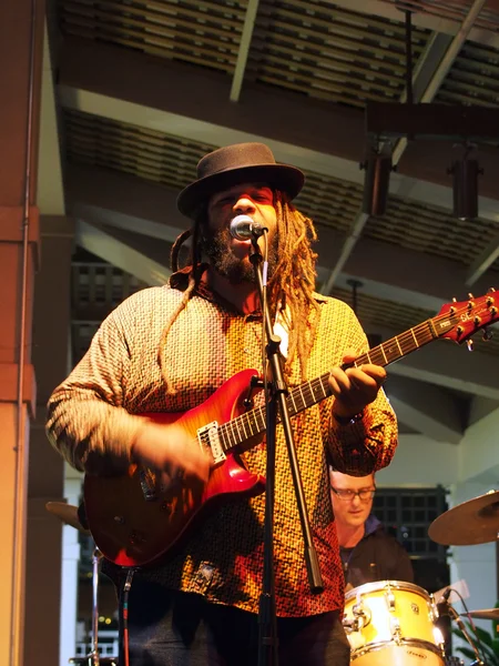 Cantante principal de Guidance Band toca la guitarra y canta — Foto de Stock