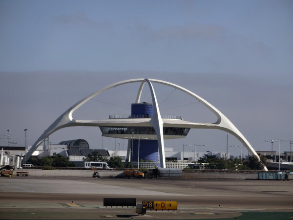 Ресторан Iconic Encounter и взлетно-посадочная полоса в LAX
