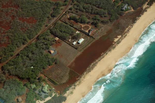 Aerial of Northwest coast beach of Molokai with waves crashing i — Stock Photo, Image