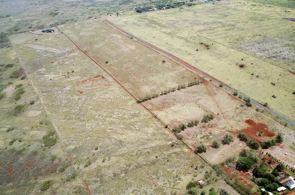 Luchtfoto van boerderij velden van verschillende stadia van leeftijd en huizen op Mo — Stockfoto