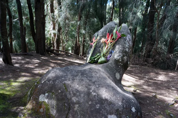 Rocha Phallic com ofertas de flores — Fotografia de Stock