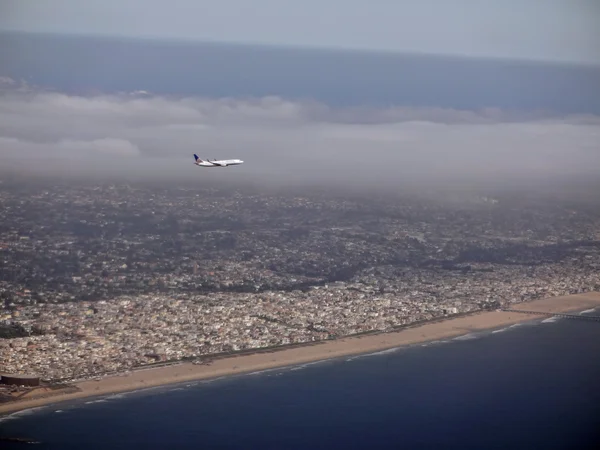 Avión de United Airlines vuela lejos de la Ciudad de Los Ángeles —  Fotos de Stock