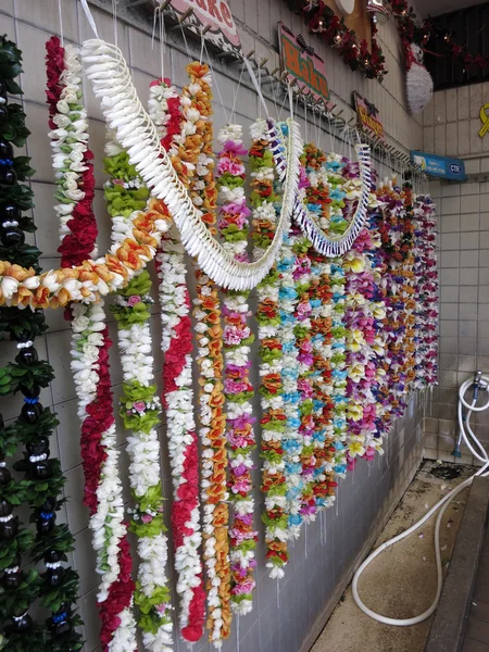 Fargerik blomsterlei på Hawaii på lufthavn – stockfoto