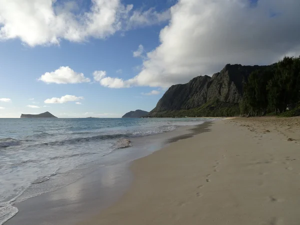 Praia de Waimanalo ao anoitecer em direção às ilhas Coelho e Rocha — Fotografia de Stock