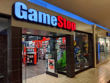 Honolulu - 7 Ekim 2019: Kahala Alışveriş Merkezi 'nin vitrininde Luigi' nin Köşkü reklamı olan Gamestop mağazası. Gamestop Corporation 1984 'ten beri var ve birçok ülkede 6 bin 700 mağazası var.. 