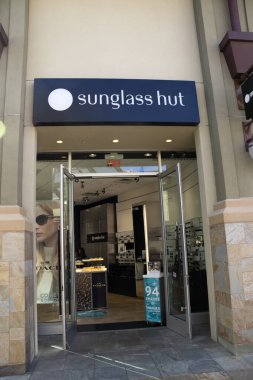 Honolulu - 7 Ağustos 2014: Sunglass Hut a Chain perakendecisi geniş bir marka ve tasarımcı güneş gözlüğü koleksiyonu taşıyor.