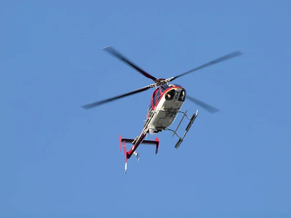 San Francisco Kalifornien Oktober 2011 Roter Hubschrauber Fliegt Kopfüber Mit — Stockfoto