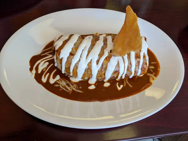 Nedves Burrito Vörös Mártással Tejföl Chip Tetején Ala Láda Tányéron — Stock Fotó