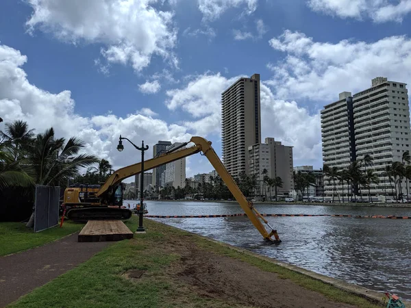 Honolulu Outubro 2019 Cat Bulldozer Machine Dredges Ala Wai Canel — Fotografia de Stock