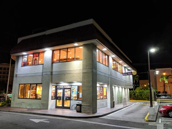 Honolulu Octubre 2018 Tienda Mcdonalds Dos Pisos Por Noche Con — Foto de Stock